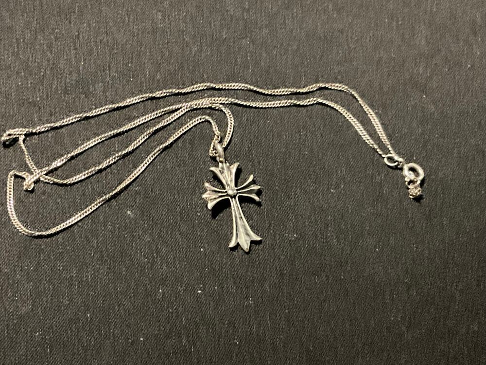 18in Silver Tone Necklace w Cross Pendant